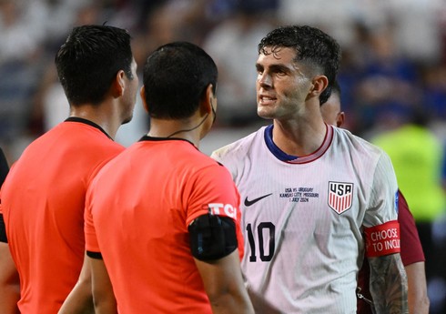 Amerika Kubokunda baş hakim futbolçunun əlini sıxmaqdan imtina edib
