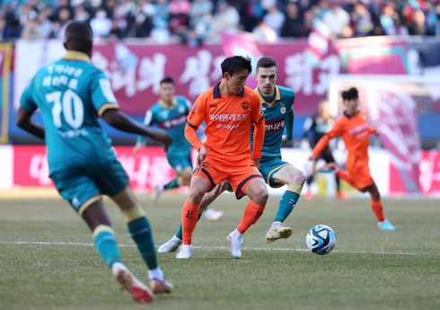 Anton Krivotsyuk Cənubi Koreya çempionatında qırmızı vərəqə alıb