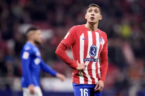 Argentinalı müdafiəçi Premyer Liqa yolunda