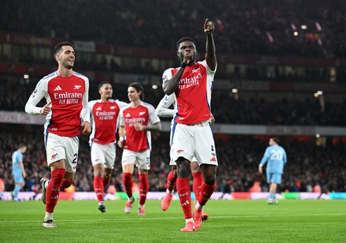 "Arsenal" Premyer Liqada 2000-ci qələbə qazanan ikinci komanda olub