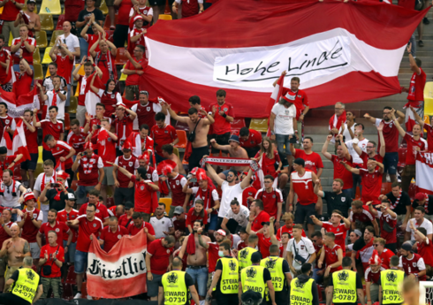 AVRO-2024: Avstriyalı azarkeşlər Türkiyə ilə oyundan öncə irqçi şüarlar səsləndiriblər