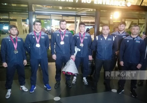 Avropa çempionatında 4 medal qazanan yunan-Roma güləşçiləri Vətənə qayıdıblar