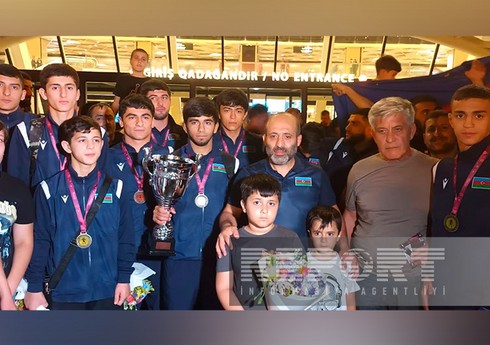 Avropa çempionatında 7 medal qazanan Azərbaycanın sərbəst güləşçiləri Vətənə qayıdıblar