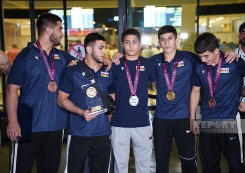 Avropa çempionatında 9 medal qazanan gənc güləşçilər vətənə qayıdıblar