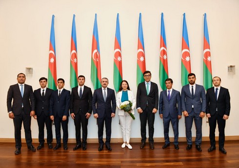 Avropa çempionatında gümüş medal qazanan Azərbaycan millisi təltif edilib
