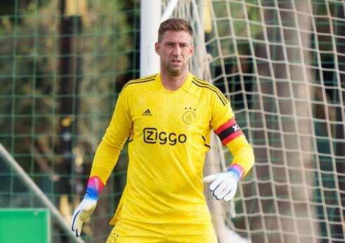 "Ayaks"ın qapıçısı 40 yaşında karyerasını bitirir