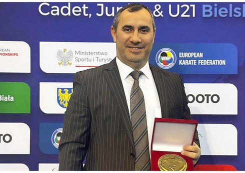 Azərbaycan millisinin baş məşqçisinə Avropa çempionatının xatirə medalı təqdim olunub
