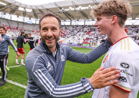 Azərbaycanlı futbolçunun çıxış etdiyi Polşa klubu baş məşqçisi ilə vidalaşır