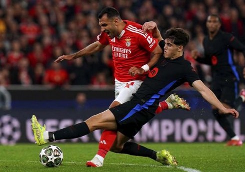 "Barselona"nın müdafiəçisi XXI əsrdə Çempionlar Liqasında qırmızı vərəqə alan ən gənc futbolçu olub