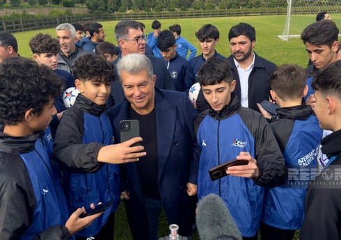 "Barselona"nın prezidenti Bakıda yeniyetmə futbolçularla görüşüb