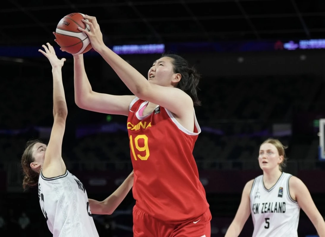 Basketbolda boy fərqi güldürdü - VİDEO