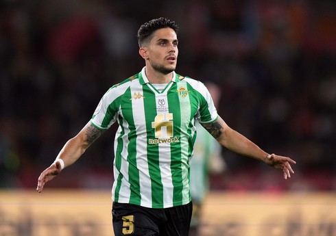 "Betis" müdafiəçisi ilə müqaviləni yeniləyib