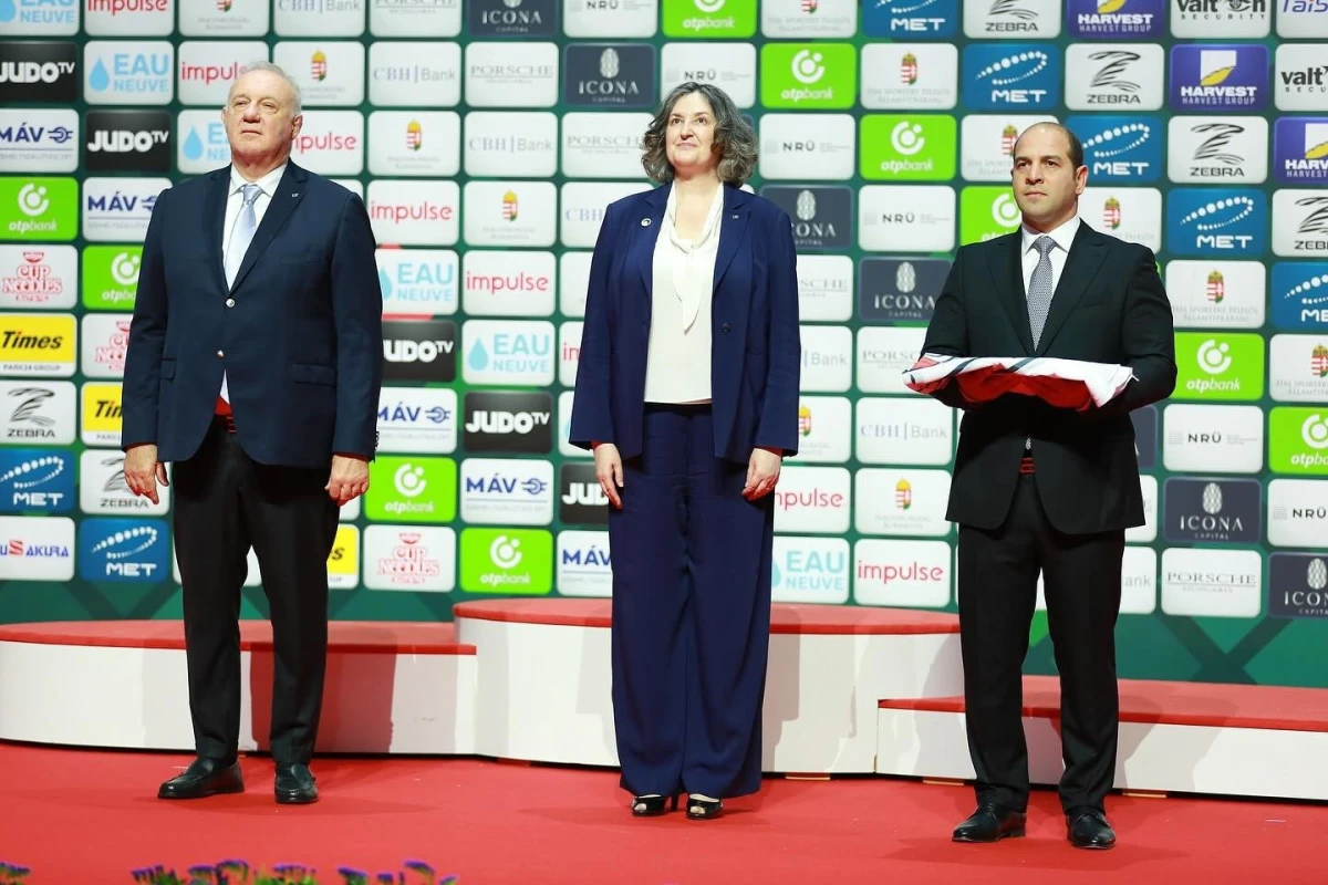 Beynəlxalq Cüdo Federasiyasının bayrağı Azərbaycana təqdim olunub