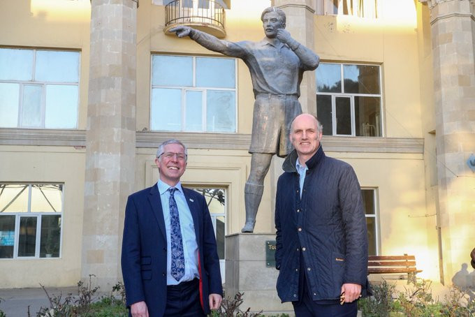 Britaniyalı nazir və səfir Tofiq Bəhramovun heykəlini ziyarət edib