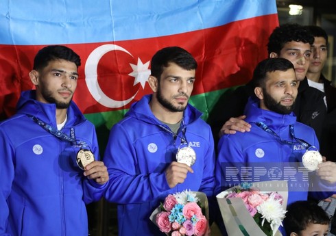Dünya çempionatında qızıl medal alan Azərbaycan güləşçiləri Vətənə qayıdıb