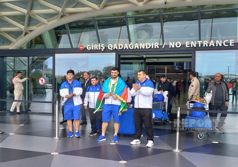 Dünya çempionatında üç medal qazanan Azərbaycan ağırlıqqaldıranı Vətənə qayıdıb