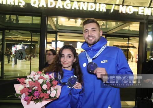 Dünya çempionatının gümüş mükafatçısı olan gimnastlar vətənə qayıdıb