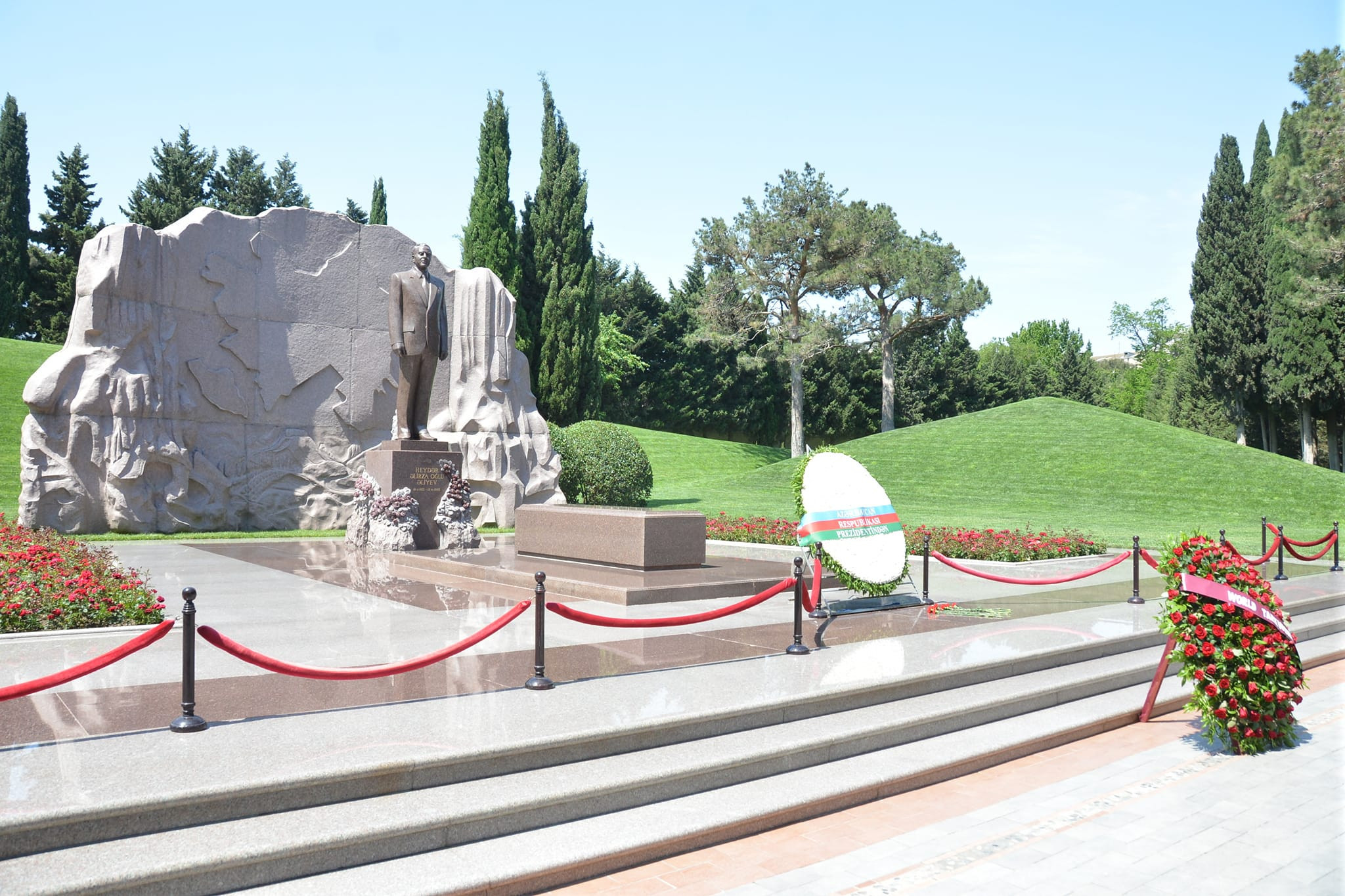 Dünya çempionatının nümayəndə heyəti Fəxri xiyabanı və Şəhidlər xiyabanını ziyarət edib - FOTO