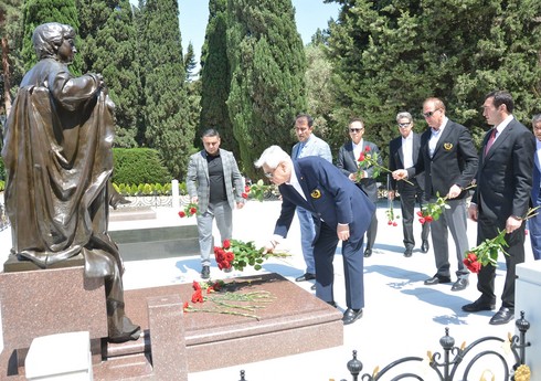 Dünya çempionatının nümayəndə heyəti Fəxri xiyabanı və Şəhidlər xiyabanını ziyarət edib