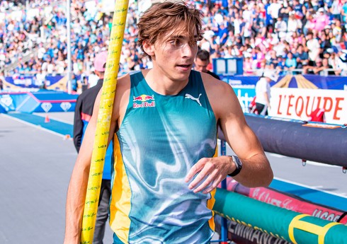 Dünya rekordçusu Olimpiya kəndində yaşamaqdan imtina edib