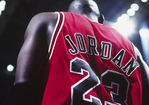 Əfsanəvi basketbolçunun forması hərracda 2 milyon dollara satılıb