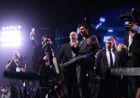 Əfsanəvi futbolçu Lionel Messi və komanda yoldaşları Bakıda fanatları ilə görüşüblər