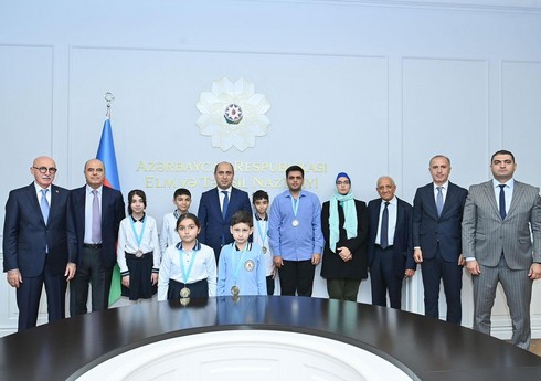 Emin Əmrullayev Avropa çempionatında uğurlu nəticə əldə etmiş şahmatçılarla görüşüb