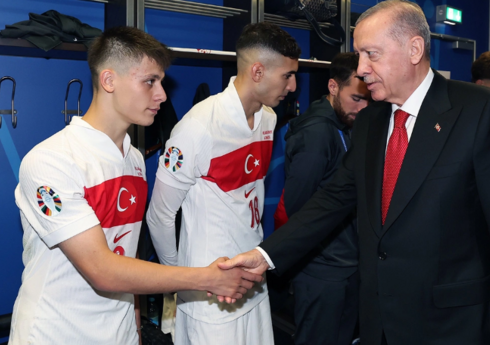Ərdoğan Türkiyə millisinin futbolçuları ilə görüşüb