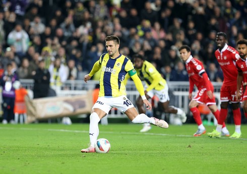 "Fənərbağça" legionerinə yeni müqavilə təklif edəcək