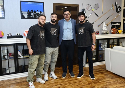 Fərid Qayıbov UFC gecəsində döyüşəcək Azərbaycan idmançıları ilə görüşüb