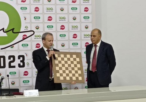 FIDE prezidenti şahmat tacı uğrunda görüşdə istifadə olunan lövhəni AŞF-yə hədiyyə edib