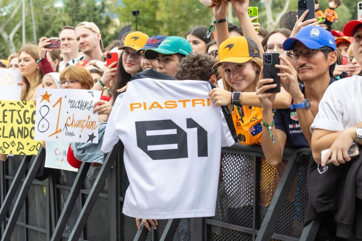 “Formula 1" pilotları Bakıda azarkeşlərlə görüşüblər - FOTO