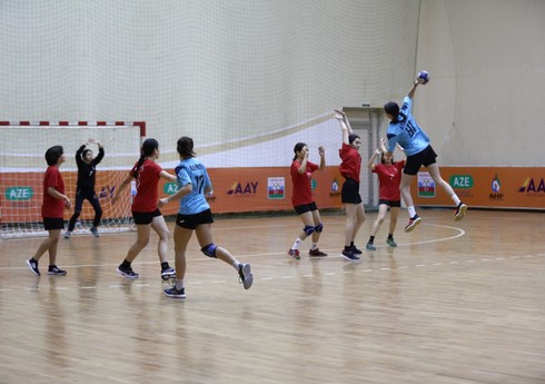 Həndbol üzrə Azərbaycan çempionatı: Favoritlər inamlı qələbə qazanıblar