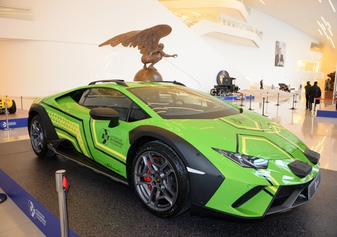 Heydər Əliyev Mərkəzində unikal klassik və idman avtomobilləri nümayiş olunur