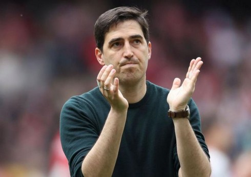 İngiltərə klubu baş məşqçisi ilə müqavilə müddətini uzadıb