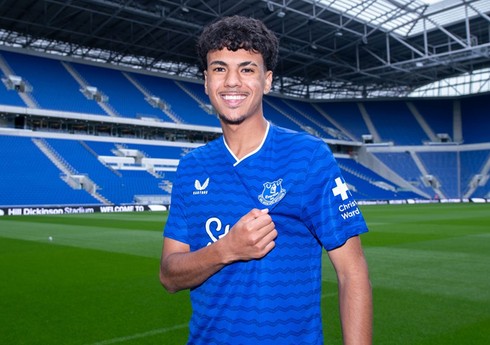 İngiltərə klubu "Bavariya"nın müdafiəçisini transfer edib