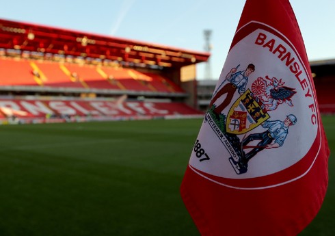 İngiltərədə “Barnsli” futbolçularını daşıyan avtobus yolda yanıb