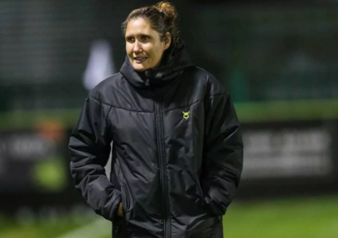 İngiltərədə ilk dəfə qadın mütəxəssis kişilərdən ibarət komandanın baş məşqçisi olub