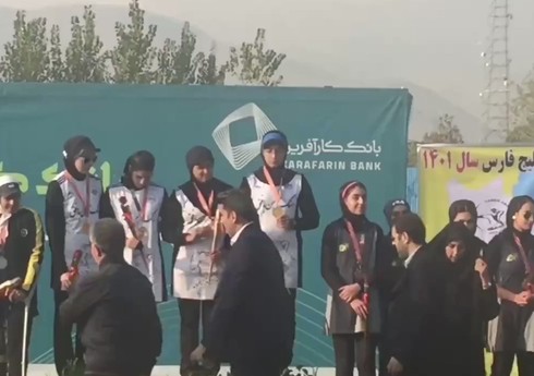 İran millisinin üzvü idman rəsmilərinin qarşısında çarşabını çıxarıb