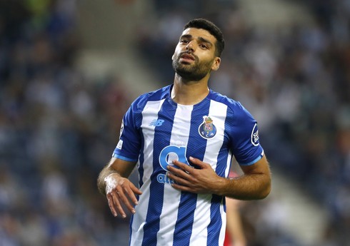 İranlı futbolçu hakimiyyəti siyasi məhbusları azad etməyə çağırıb