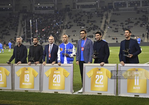 İsveçlə oyundan əvvəl Azərbaycan millisinin sabiq futbolçularına təşəkkür plaketi təqdim olunub