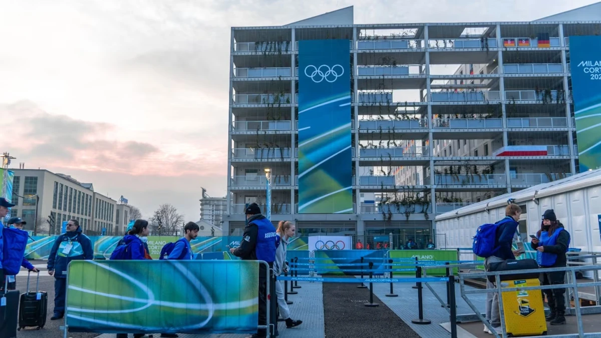 Kanada yığması Olimpiya kəndini tərk edib