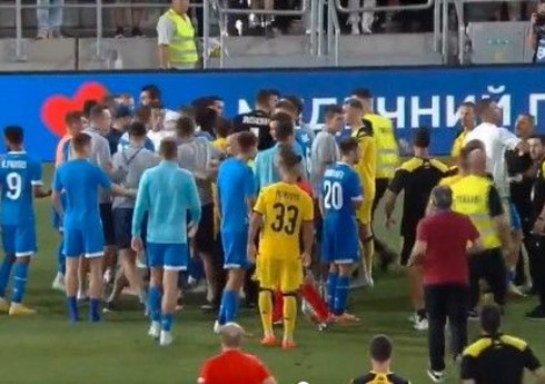 Konfrans Liqası oyunundan sonra futbolçular arasında dava düşüb