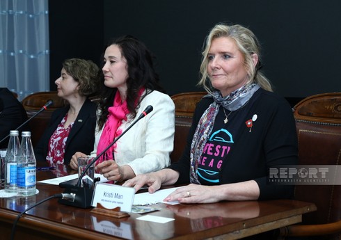 Kristi Man: Azərbaycanda idman zallarındakı qadın güləşçiləri görəndə çox sevindim