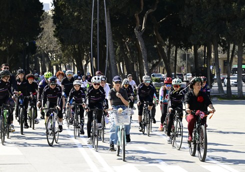 Leyla Əliyeva Beynəlxalq Qadınlar Günü münasibətilə keçirilən veloyürüşdə iştirak edib
