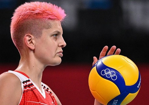 “Lokomotiv”in voleybolçusu İstanbulda gecə klubunda müğənni ilə dalaşıb