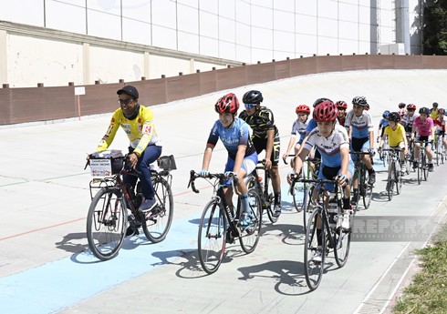 Mərakeşli ultramarafonçu Bakıda azərbaycanlı velosipedçilərlə yarışıb