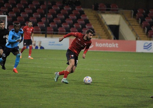 Meydanın mərkəzindən qol vuran futbolçu: “Topu qəbul edəndə həmişə rəqib qapıçıya baxıram”