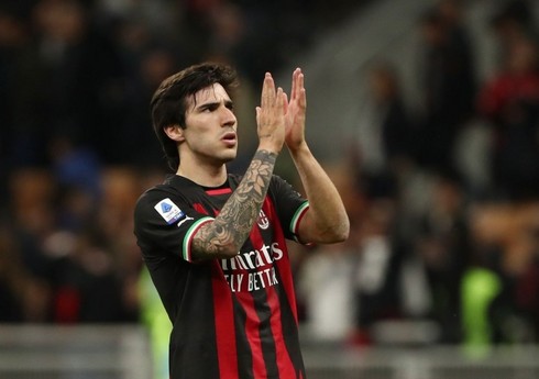 "Milan"ın aparıcı futbolçusu İngiltərə klubu ilə müqavilə imzalayıb