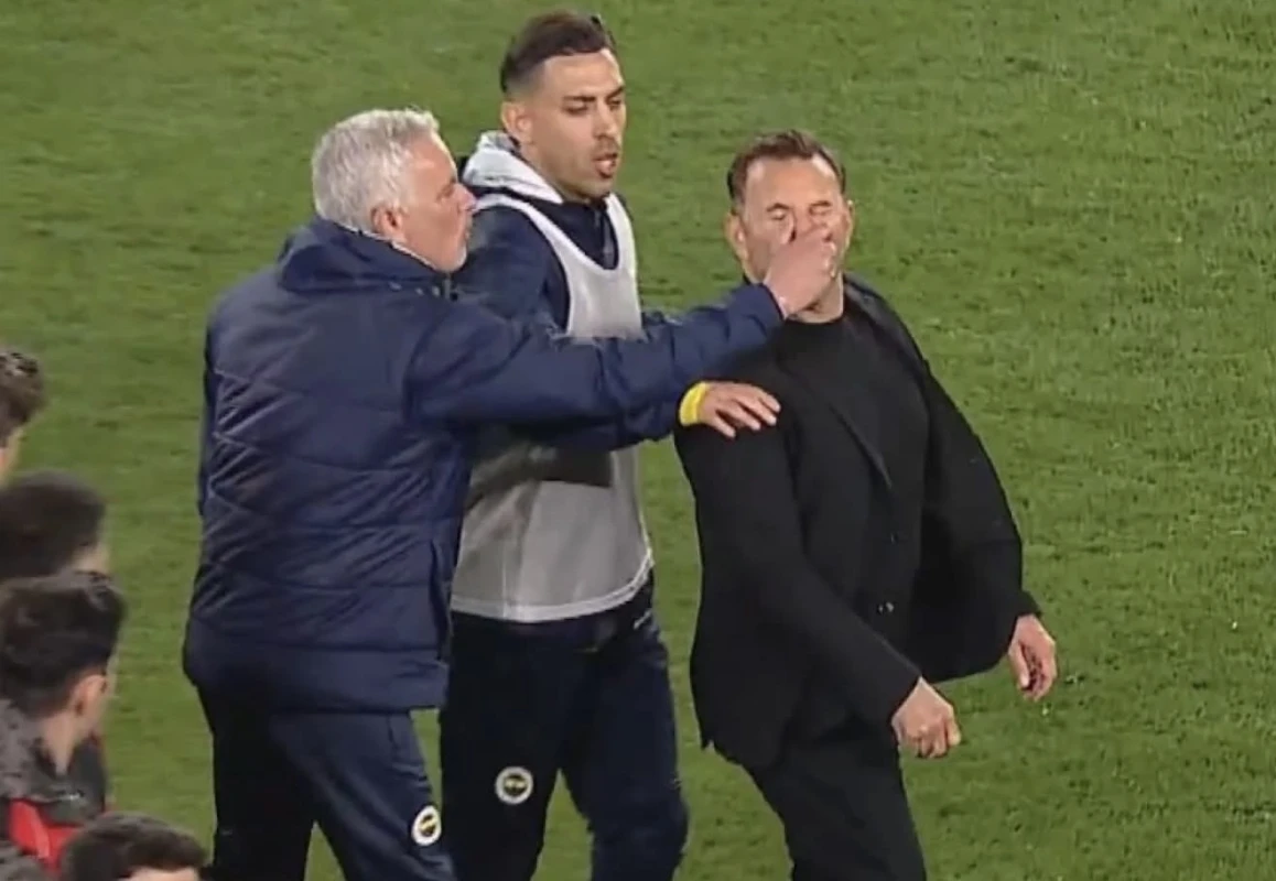 Mourinyo Okan Buruku yerə yıxdı - Derbidə skandal - VİDEO